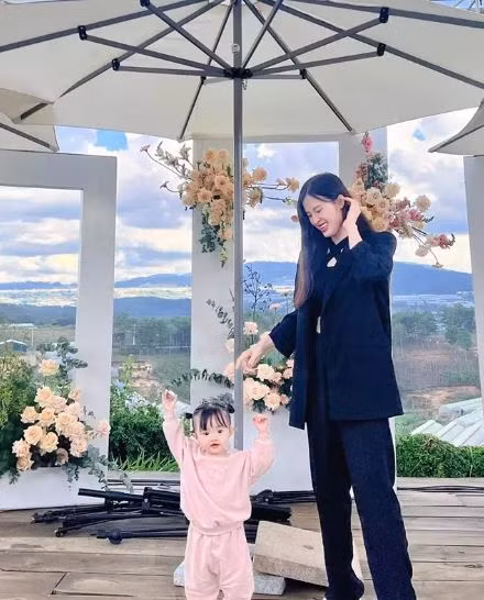 Có con gái đầu lòng nên vợ chồng Ông Cao Thắng biến Winnie thành fashionista thực thụ với hàng loạt trang phục, kiểu tóc khác nhau.