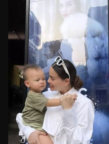 Đây không phải lần đầu tiên ca sĩ Hồ Ngọc Hà đưa con đi làm cùng nhưng lần nào Leon cũng mặc áo phông đơn sắc, quần short và một biểu cảm rất "quạu".