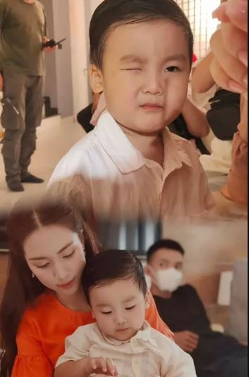 Trái ngược với Leon, con trai của Hòa Minzy lại ra dáng "chủ tịch nhí" với tóc tai vuốt vuốt và áo sơ mi chững chạc.