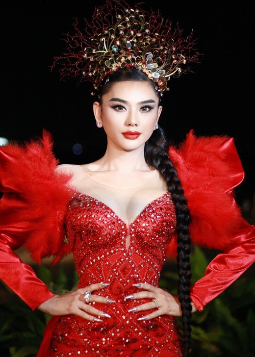 Người đẹp tự hào rằng từ trước đến nay “chưa biết xài tiền của đàn ông” thì sau khi ly hôn, cô càng phải chủ động về kinh tế để cuộc sống của hai mẹ con không vất vả.