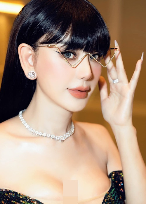 Lâm Khánh Chi cho biết, hôn nhân rạn nứt do cả hai cùng có lỗi nên mong khán giả có thể có những cái nhìn khách quan hơn về cuộc sống của cô và chồng cũ.