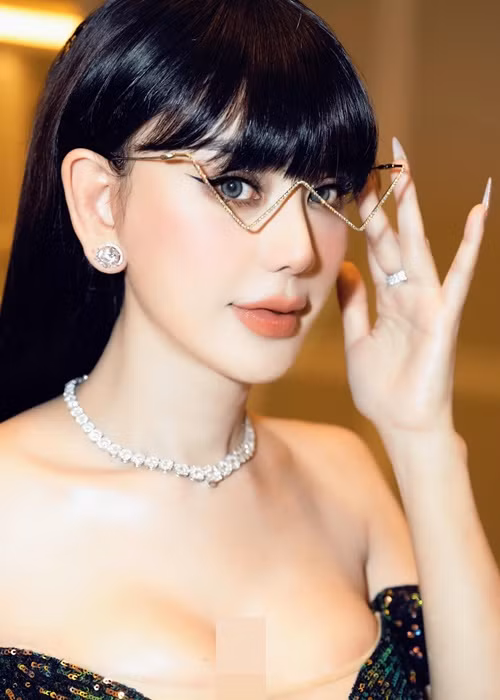 Lâm Khánh Chi cho biết, hôn nhân rạn nứt do cả hai cùng có lỗi nên mong khán giả có thể có những cái nhìn khách quan hơn về cuộc sống của cô và chồng cũ.