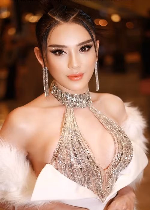 Lam Khanh Chi cham dang anh khoe eo thon, nguc day hau ly hon