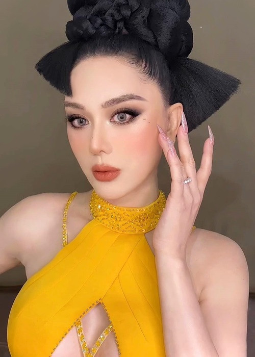 Trong khi chồng cũ của Lâm Khánh Chi tuyên bố hẹn hò người mới vào tháng 2/2022, nữ ca sĩ chuyển giới vẫn độc thân, chưa yêu ai.