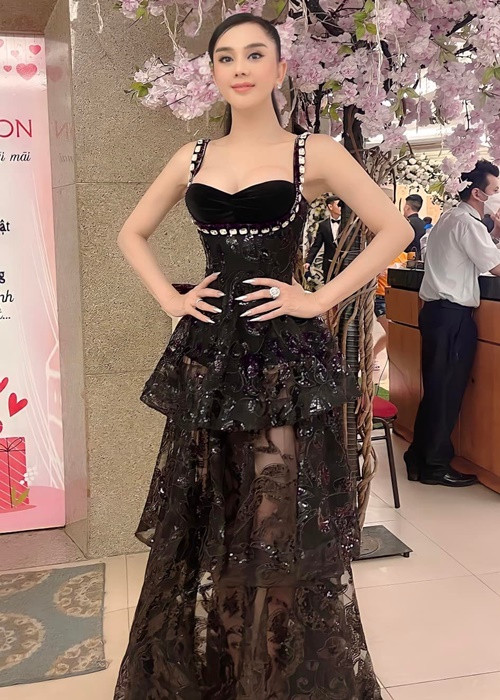 Gần đây, Lâm Khánh Chi chăm đăng ảnh khoe eo thon, ngực đầy.