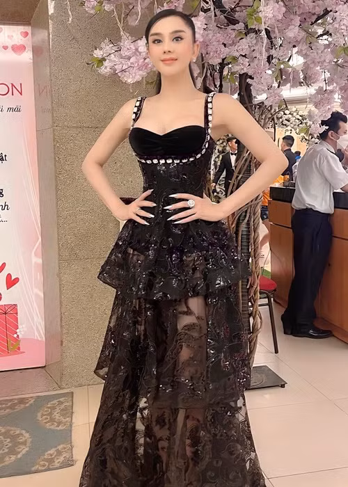 Gần đây, Lâm Khánh Chi chăm đăng ảnh khoe eo thon, ngực đầy.