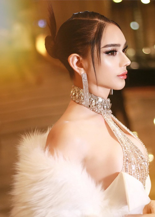 Chi tiết xẻ ngực sâu tôn vòng một căng đầy của nữ ca sĩ chuyển giới.