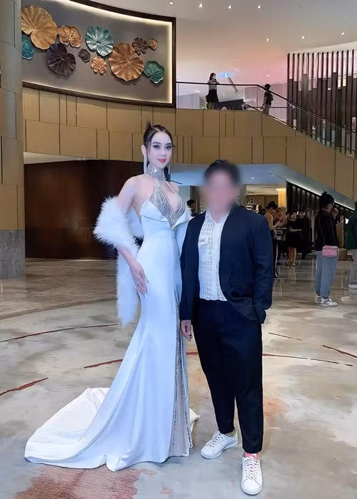 Thiết kế ôm sát body giúp Lâm Khánh Chi khoe triệt để vòng eo con kiến, vòng ba quyến rũ.