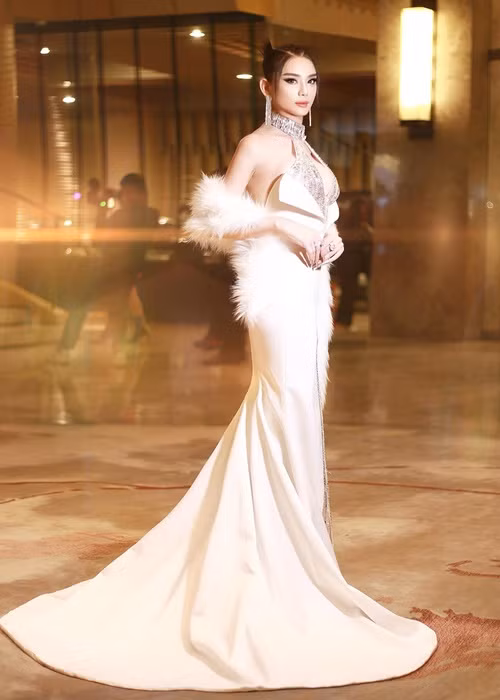 Nữ ca sĩ diện chiếc váy cổ yếm, xẻ ngực sâu, phần tà váy dài quét đất khi tham dự một sự kiện.