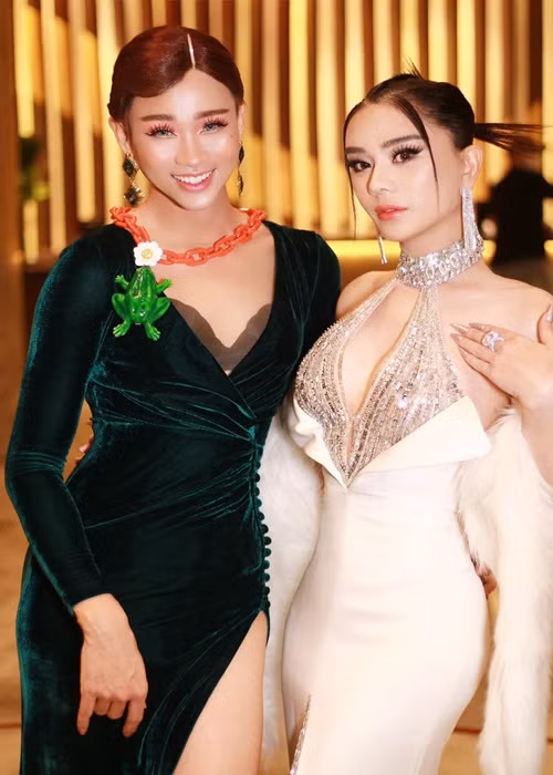 Lâm Khánh Chi tự tin đọ vẻ gợi cảm cùng Hải Triều khi tham gia sự kiện.