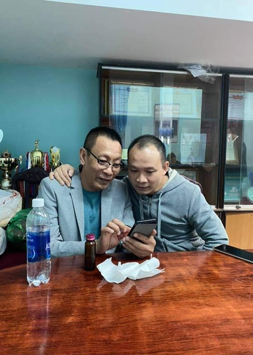 Nhà báo Lại Văn Sâm còn từng chia sẻ về cháu nội: "Cháu tôi rất thích uống cà phê nhưng bị bố mẹ cấm không được uống. Một lần cháu từ bể bơi lên, tôi liền hỏi: “Có thử tí không?”, nó bảo có. Nhưng khi đưa lên miệng uống, mắt nó trợn lên nhìn xung quanh vì sợ bố mẹ nhìn thấy. Bố mẹ nó nhìn thấy là cấm ngay. Khoảnh khắc ấy rất đẹp và tôi đã lấy làm ảnh đại diện vì nó sinh động quá, khi đó nó được là chính nó. Sau lần ấy, nó không còn thích uống cà phê vì đắng. Vậy sao phải cấm? Thế mới nói sự tác động của người lớn có ảnh hưởng không nhỏ tới sự hình thành tính cách và lòng tự tin ở trẻ". Ảnh: FBNV