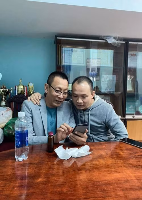 Nhà báo Lại Văn Sâm còn từng chia sẻ về cháu nội: "Cháu tôi rất thích uống cà phê nhưng bị bố mẹ cấm không được uống. Một lần cháu từ bể bơi lên, tôi liền hỏi: “Có thử tí không?”, nó bảo có. Nhưng khi đưa lên miệng uống, mắt nó trợn lên nhìn xung quanh vì sợ bố mẹ nhìn thấy. Bố mẹ nó nhìn thấy là cấm ngay. Khoảnh khắc ấy rất đẹp và tôi đã lấy làm ảnh đại diện vì nó sinh động quá, khi đó nó được là chính nó. Sau lần ấy, nó không còn thích uống cà phê vì đắng. Vậy sao phải cấm? Thế mới nói sự tác động của người lớn có ảnh hưởng không nhỏ tới sự hình thành tính cách và lòng tự tin ở trẻ". Ảnh: FBNV