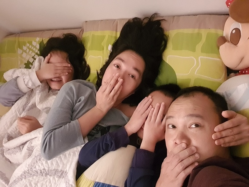 Trên trang cá nhân, Lại Bắc Hải Đăng thoải mái chia sẻ hình ảnh bên vợ con. Ảnh: FBNV