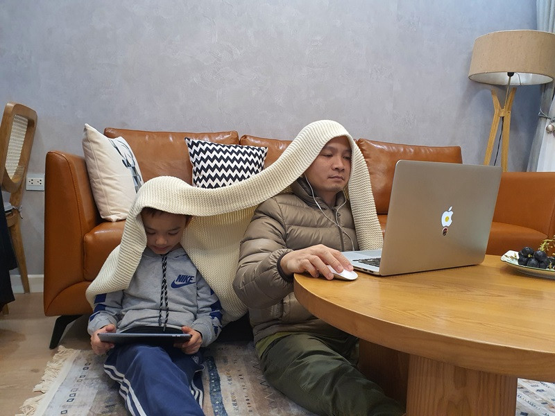 Lại Bắc Hải Đăng không muốn chia sẻ nhiều về vợ con trên truyền thông. Anh tâm sự: "Liên quan đến vợ, đến con tôi thì tôi phải hỏi ý kiến họ đã bởi nhỡ mình kể ra mà họ không thích thì sao". Chia sẻ về hai con, anh từng nói: "Tôi thích con gái, nhưng không phải không thích con trai. Nhưng hai nhóc nhà tôi, bé gái dễ trị hơn bé trai, nên tôi thấy con gái vẫn dễ chịu hơn, mặc dù tôi rất yêu con mình". Ảnh: FBNV