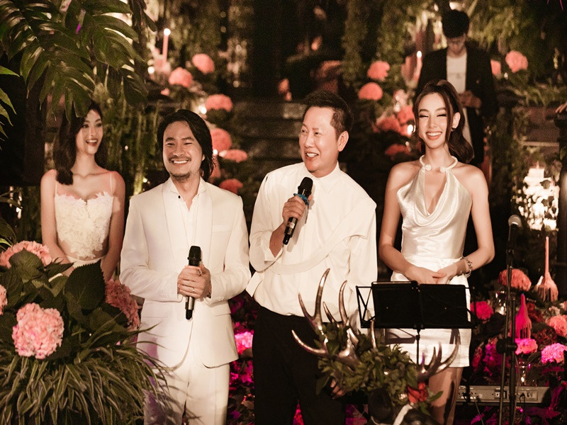 Ê-kíp Miss Grand Vietnam - Hoa hậu Hòa bình Việt Nam vừa tổ chức tiệc chia tay đoàn Miss Grand Thailand - Hoa hậu Hòa bình Thái Lan. Bữa tiệc có sự tham gia của Thùy Tiên - Hoa hậu Hòa bình Quốc tế 2021.