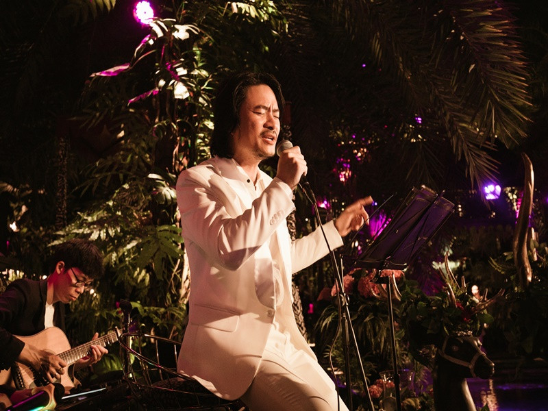 Trong trang phục màu trắng lịch lãm, ông Hoàng Nhật Nam chia sẻ: “Bữa tiệc đêm tại đây cùng đoàn Miss Grand Thailand cũng như lời tạm biệt. Hy vọng là mọi người sẽ có một đêm thưởng thức âm nhạc với những món ăn thật ngon và cùng nhau tận hưởng không gian tuyệt vời”. Tổng đạo diễn của cuộc thi Miss Grand Vietnam còn chiều lòng dàn người đẹp khi thể hiện giọng hát đầy nội lực của mình qua những ca khúc đầy cảm xúc.