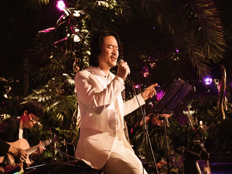 Trong trang phục màu trắng lịch lãm, ông Hoàng Nhật Nam chia sẻ: “Bữa tiệc đêm tại đây cùng đoàn Miss Grand Thailand cũng như lời tạm biệt. Hy vọng là mọi người sẽ có một đêm thưởng thức âm nhạc với những món ăn thật ngon và cùng nhau tận hưởng không gian tuyệt vời”. Tổng đạo diễn của cuộc thi Miss Grand Vietnam còn chiều lòng dàn người đẹp khi thể hiện giọng hát đầy nội lực của mình qua những ca khúc đầy cảm xúc.