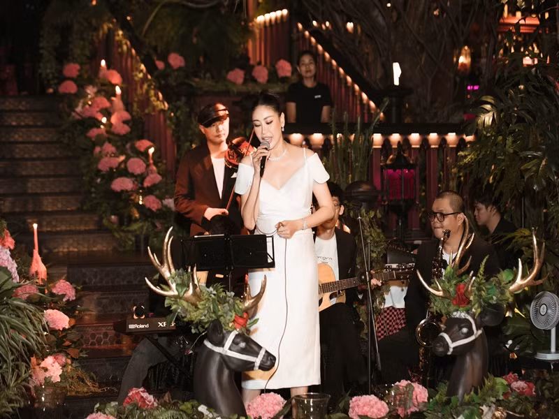 Hoa hậu Hà Kiều Anh hát tại bữa tiệc.