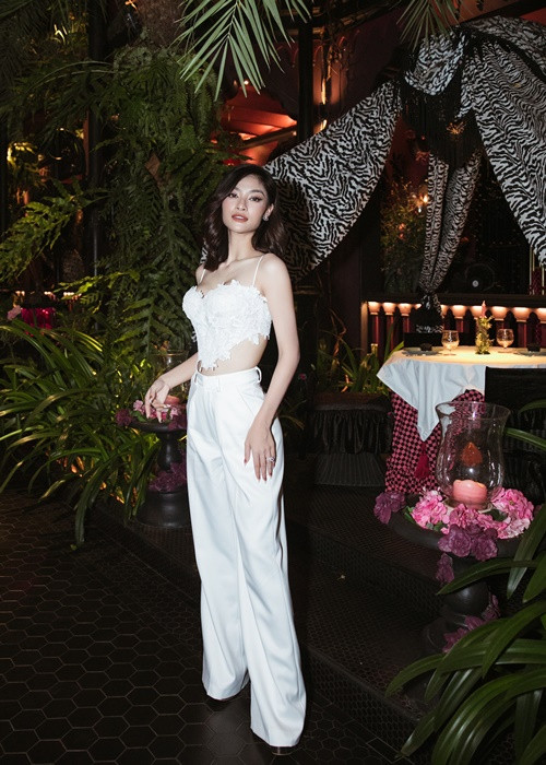 Kiều Loan tuân thủ dresscode trắng, bạc.