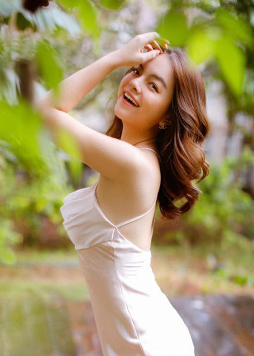 Nữ ca sĩ dí dỏm chia sẻ: "Tôi tự hỏi nhìn mình như thế này còn không biết đường gọi là cô hay sao".