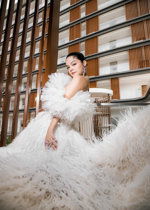 Phạm Quỳnh Anh cho biết nửa kia rất giống bố mình. Anh yêu thương, chiều chuộng, quan tâm Phạm Quỳnh Anh từng li từng tí, đặc biệt rất yêu thương các con riêng của nữ ca sĩ.