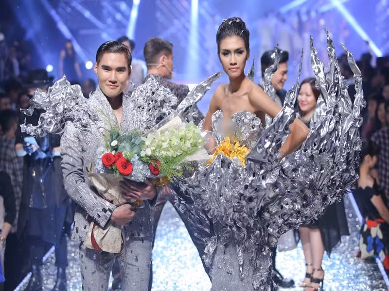 Nguyễn Oanh không phải là gương mặt quá xa lạ với khán giả. Năm 2014, cô đăng quang ngôi vị quán quân Vietnam's Next Top Model cùng Quang Hùng.