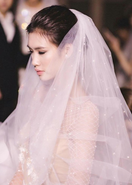 Nguyễn Oanh có 8 năm kinh nghiệm catwalk, làm người mẫu ảnh.