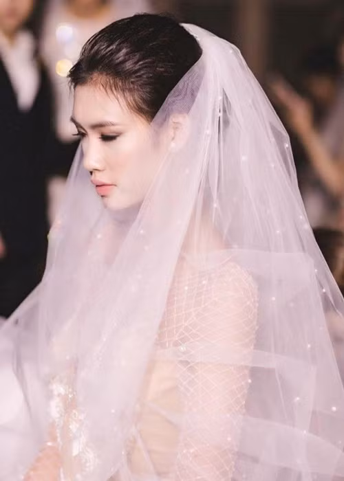 Nguyễn Oanh có 8 năm kinh nghiệm catwalk, làm người mẫu ảnh.