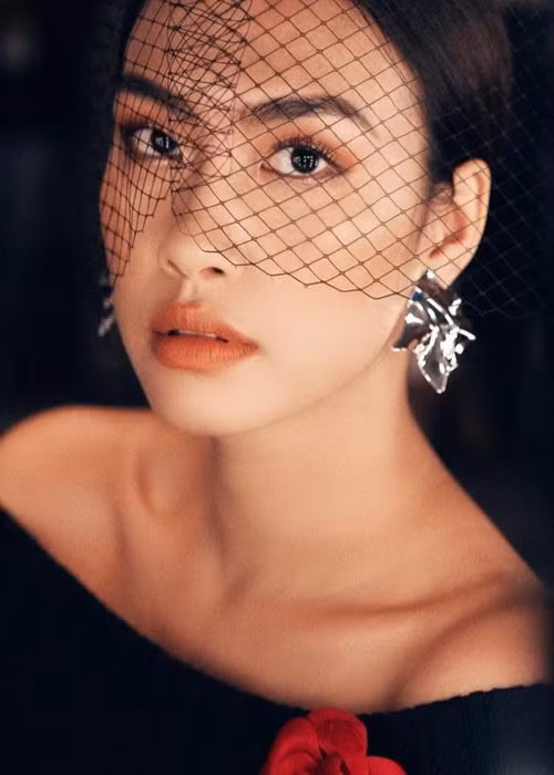 Chân dài sinh năm 1996 thay đổi hình ảnh khi thi nhan sắc.