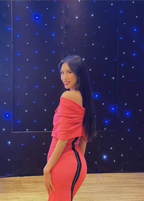 Trong tập 3 truyền hình thực tế Tôi là Hoa hậu Hoàn vũ Việt Nam 2022, ở thử thách catwalk, Nguyễn Oanh bị tụt lại phía sau, trong khi đó, Ngọc Châu và Bảo Ngọc tự tin trình diễn và có sự đồng đều theo đội hình.