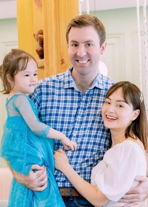 Nữ diễn viên phim "Thương ngày nắng về" kết hôn với David Duffy. Ông xã của nữ diễn viên có chiều cao 2m, đến từ Anh, không hoạt động nghệ thuật và hết mực yêu vợ thương con. Ảnh: FBNV