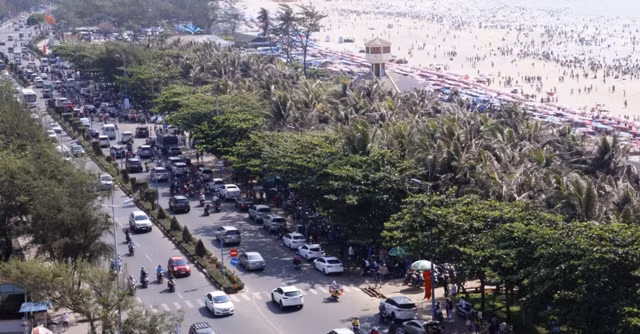 Đường dẫn về các KDL biển ở Vũng Tàu nghẹt kín phương tiện.