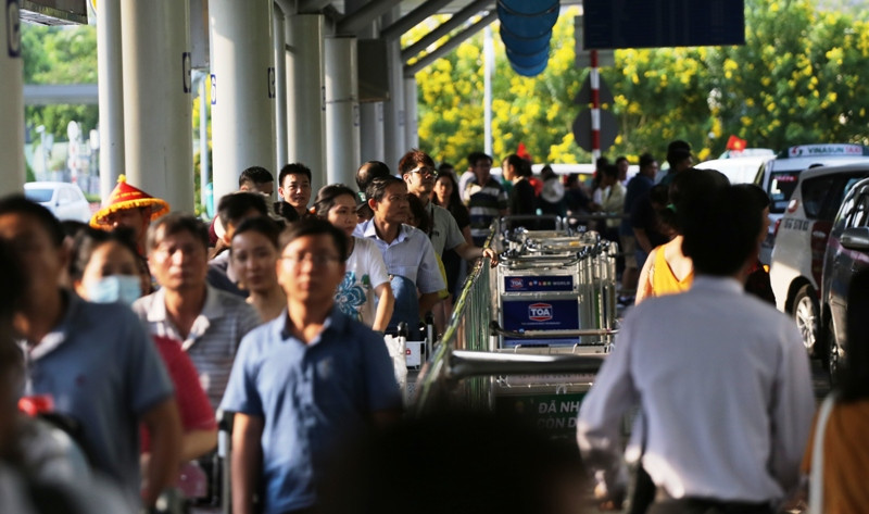 Hàng nghìn người từ các tỉnh, thành đáp máy bay trở lại TP HCM sau kỳ nghỉ lễ.