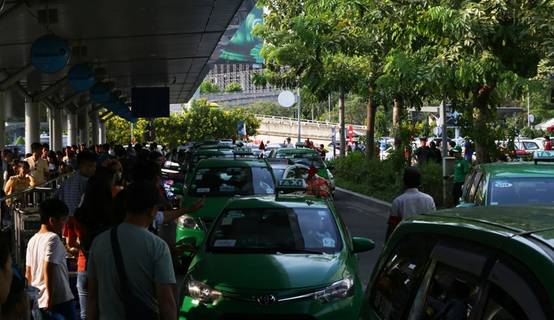 Tại TPHCM, theo PV Kiến Thức, do nhu cầu muốn trở lại TP nhanh sau kỳ nghỉ lễ, nhiều người chọn đi máy bay để rút ngắn thời gian nên tại sân bay Tân Sơn Nhất gần chục chuyến bay vận chuyển hàng nghìn khách đã hạ cánh trong buổi chiều 1/5.