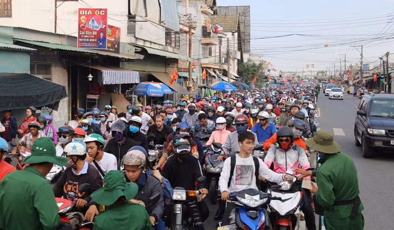 Giao thông trước bến phà ùn ứ nghiêm trọng.