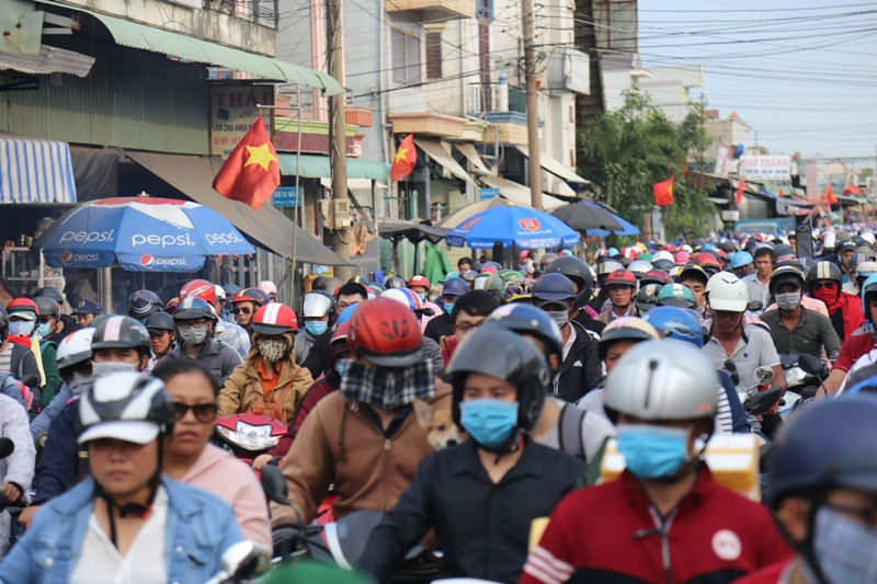 Tại bến phà Cát Lái (phía bờ Nhơn Trạch, tỉnh Đồng Nai), hàng vạn người dân (đa số đi xe máy) từ các tỉnh Đồng Nai, Bà Rịa - Vũng Tàu, Bình Thuận...cũng ồ ạt đổ về để qua phà trở lại TP HCM.