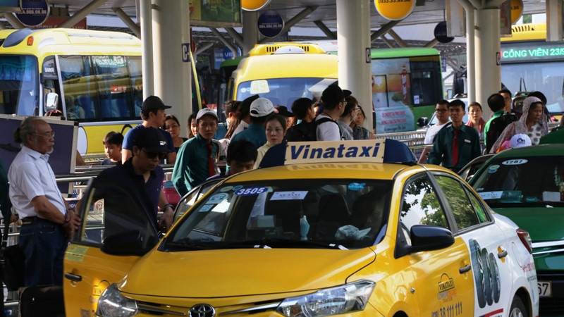 Tuy nhiên, ngay khi vừa bước khỏi sân bay, nhiều người không khỏi choáng trước cảnh giao thông đông đúc ở khu vực đón xe vào TP.