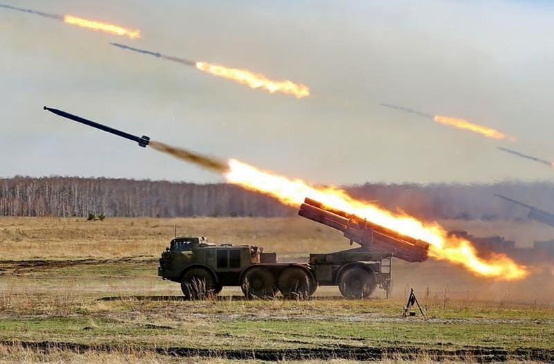 Lợi thế lớn nhất của HIMARS so với các hệ thống vũ khí khác là tầm bắn. Tầm bắn xa lên tới 80km giúp quân đội Ukraine có thể sử dụng HIMARS từ những địa điểm ở xa mà không lo ngại nhận phản kích từ Nga.