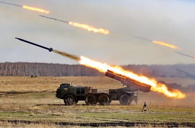 Lợi thế lớn nhất của HIMARS so với các hệ thống vũ khí khác là tầm bắn. Tầm bắn xa lên tới 80km giúp quân đội Ukraine có thể sử dụng HIMARS từ những địa điểm ở xa mà không lo ngại nhận phản kích từ Nga.
