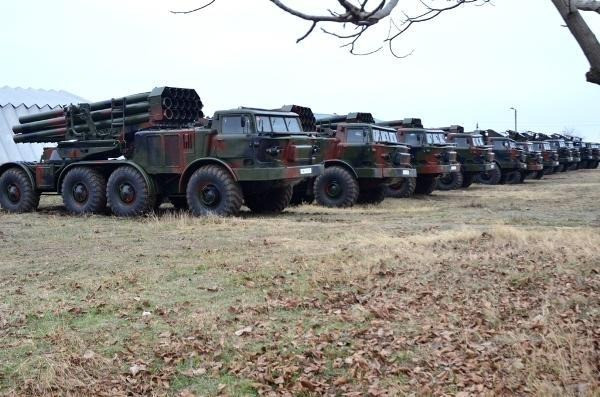 Pháo phản lực HIMARS có chiều dài 7 mét, chiều rộng 2,4 mét và chiều cao 3 mét. HIMARS nặng gần 18 tấn.