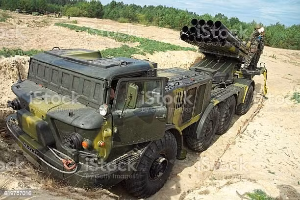 Tổ hợp HIMARS sử dụng đạn phản lực dẫn đường cỡ 227 mm và thậm chí còn có khả năng bắn tên lửa dẫn đường vệ tinh, với tầm bắn lên tới hơn 200 km.