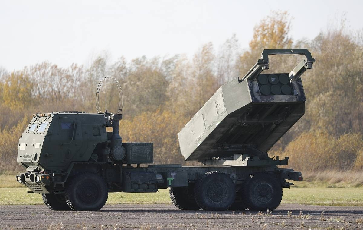 HIMARS được xem là giải pháp chủ chốt trên chiến trường Ukraine khi lực lượng vũ trang nước này có thể áp dụng rất tốt chiến thuật "bắn - chạy" để tránh bị phản kích bởi hoả lực của phía Nga.