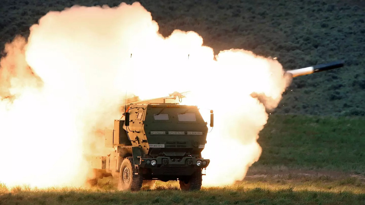HIMARS được trang bị 6 quả đạn M31 cỡ nòng 227mm với tầm bắn 70-80km. Lợi thế của hệ thống này là nó có khả năng tái nạp đạn rất nhanh.