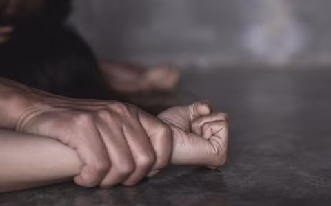 Co gai 18 tuoi vua sinh con bi ga dan ong vao tan phong ngu cuong buc