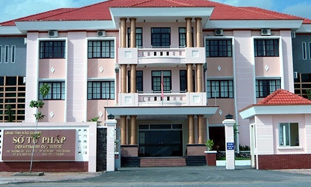 Pho giam doc Tu phap Hau Giang bi ky luat khong chap hanh dieu dong