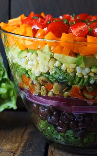 Bạn cũng có thể dùng một chiếc tô thủy tinh và xếp lần lượt các nguyên liệu theo từng lớp để có âu salad đẹp mắt.