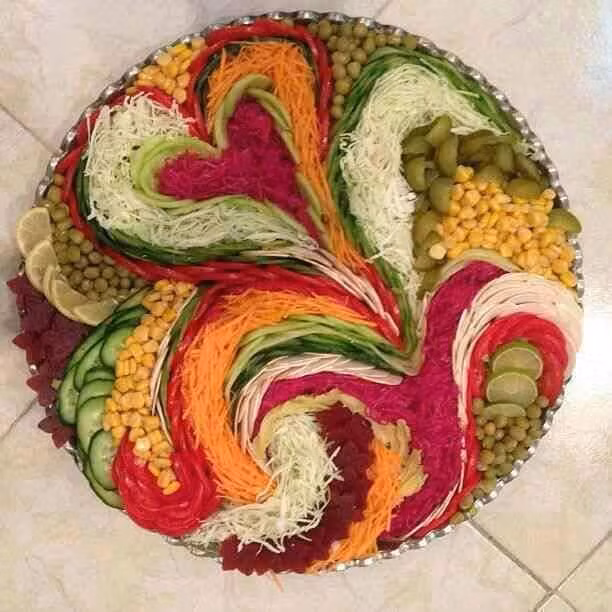 Rất nhiều loại nguyên liệu được trình bày trên đĩa salad này.