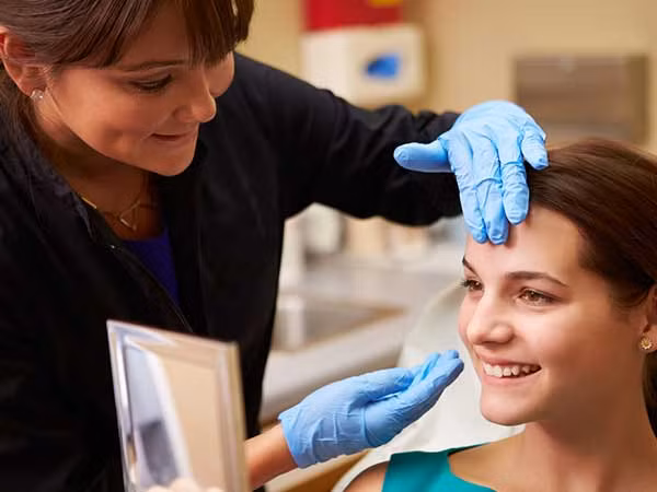 Đun sôi 100ml nước với bột bắp, để nhỏ lửa cho bột bắp nở hết sau đó để nguội và cho các thành phần còn lại vào là bạn đã hoàn thành loại mặt nạ kỳ diệu này. 