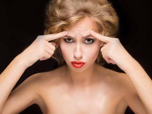 Để thực hiện mặt nạ này, bạn trộn đều bột yến mạch với trứng và dầu ô liu và dàn đều lên mặt. Bạn nên đắp trong vòng 30 phút và rửa mặt bằng nước lạnh, sau đó rửa lại bằng nước ấm để có kết quả tốt nhất. 