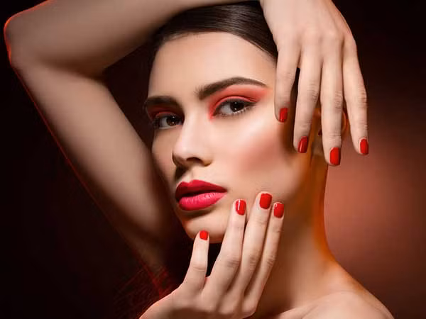 Mặt nạ quả bơ: Mặt nạ bơ cũng có tác dụng làm căng da chẳng kém botox. Hãy trộn đều nửa quả bơ chín với vài thìa dầu ô liu để đắp lên mặt và mát xa nhẹ nhàng. Đắp mặt nạ này trong 30 phút và rửa sạch. 